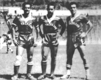 Regalado con Conrado Miranda (izq.) y Chepón Deras (centro) vistiendo los colores de la Selección.
